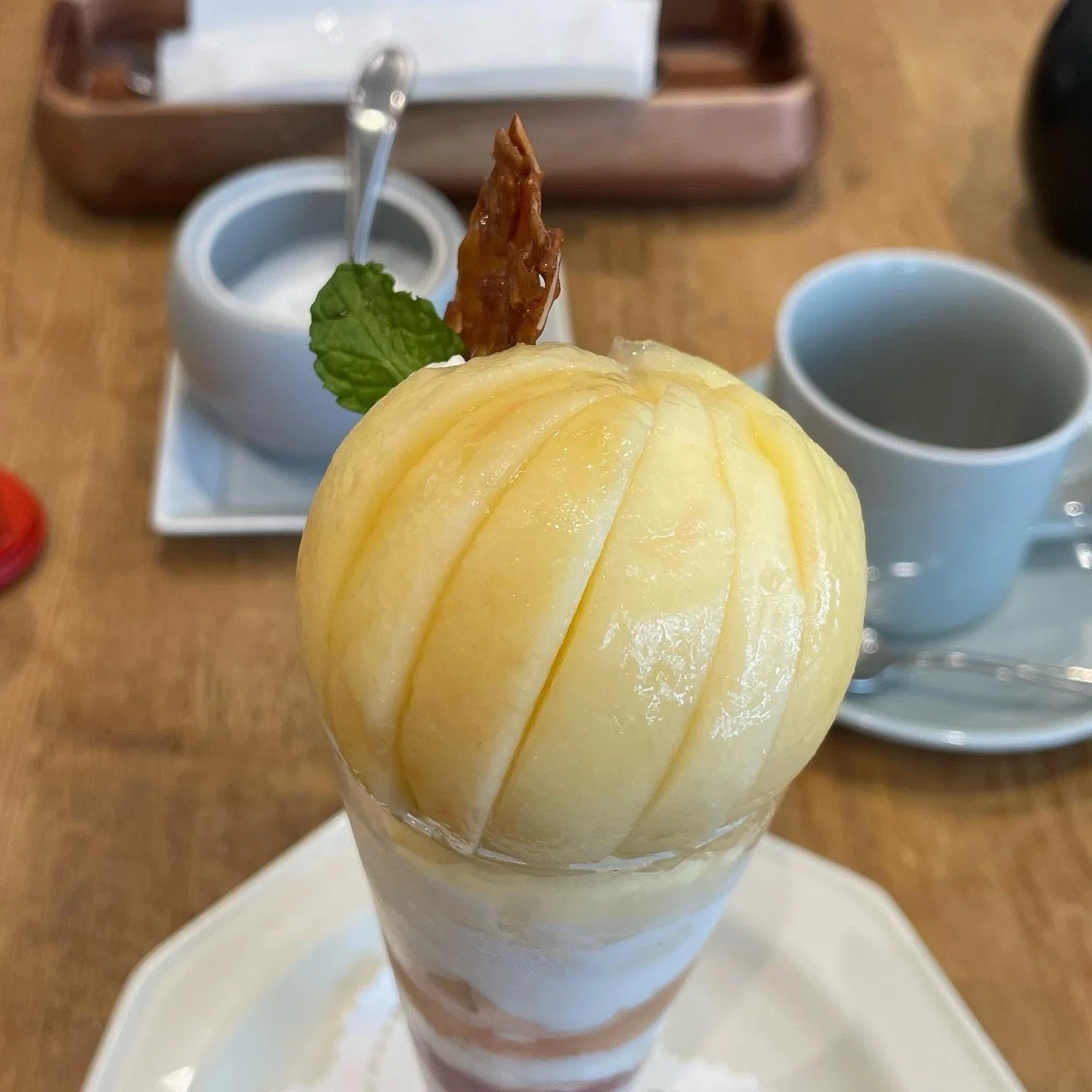 白桃のパフェ と ホットティー - キハチカフェ 日比谷シャンテ店｜うくぺん