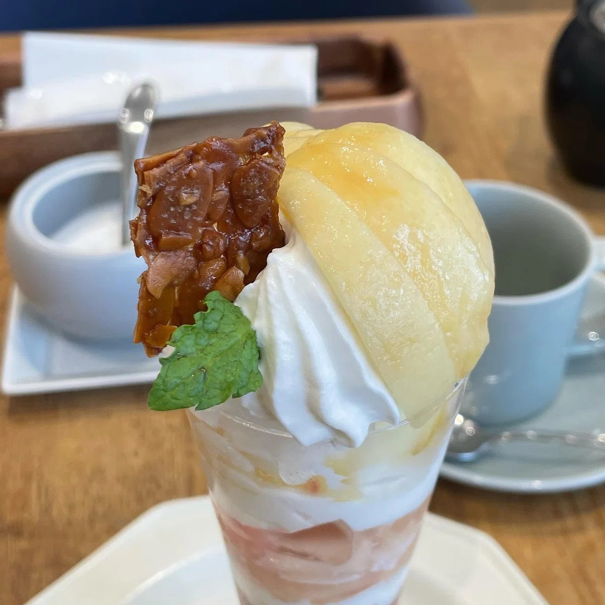 白桃のパフェ と ホットティー - キハチカフェ 日比谷シャンテ店｜うくぺん