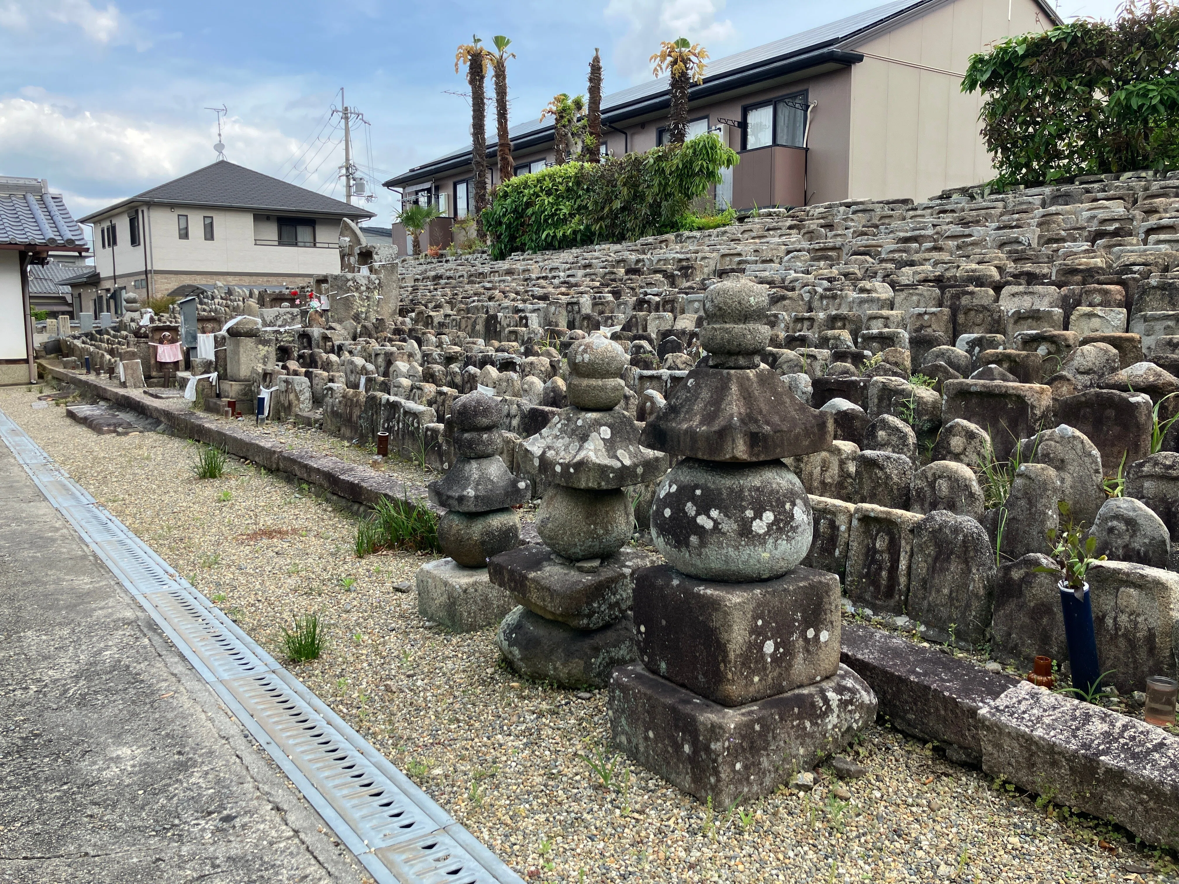 近畿地方の石造物㊵：東大寺法華堂経庫層塔（御髪塔）／称名寺五輪塔