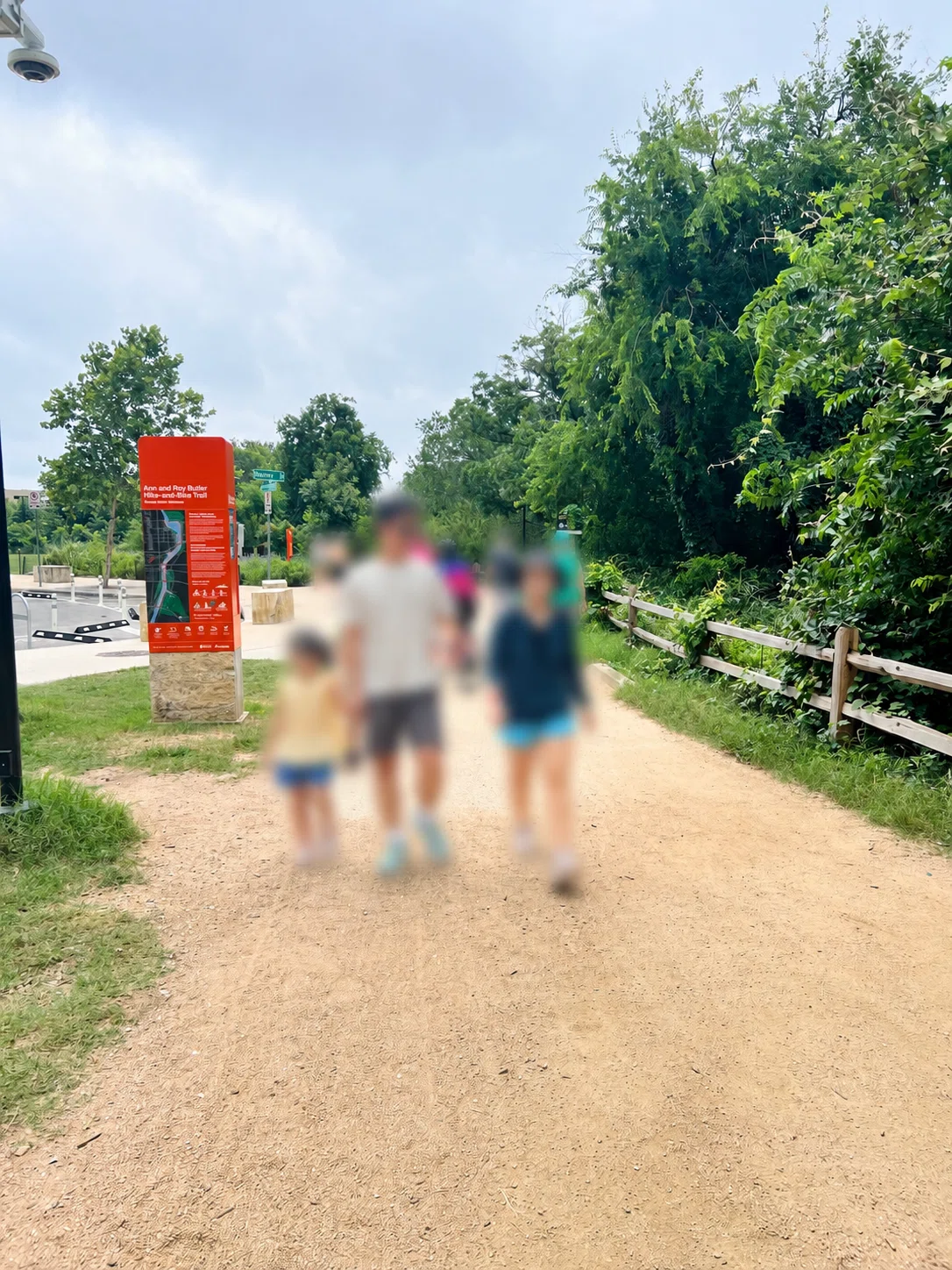 一部砂利道もあるので足元はスニーカーがおすすめ