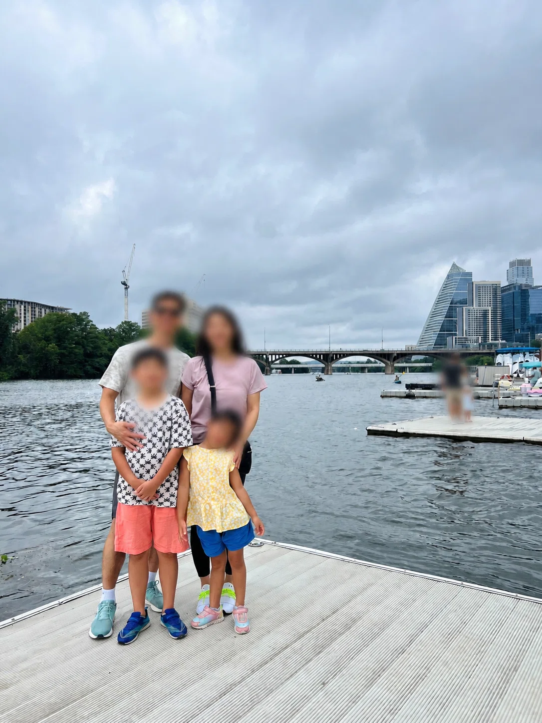 Lady Bird Lakeの湖畔で写真撮影。湖畔を抜ける風が心地よい