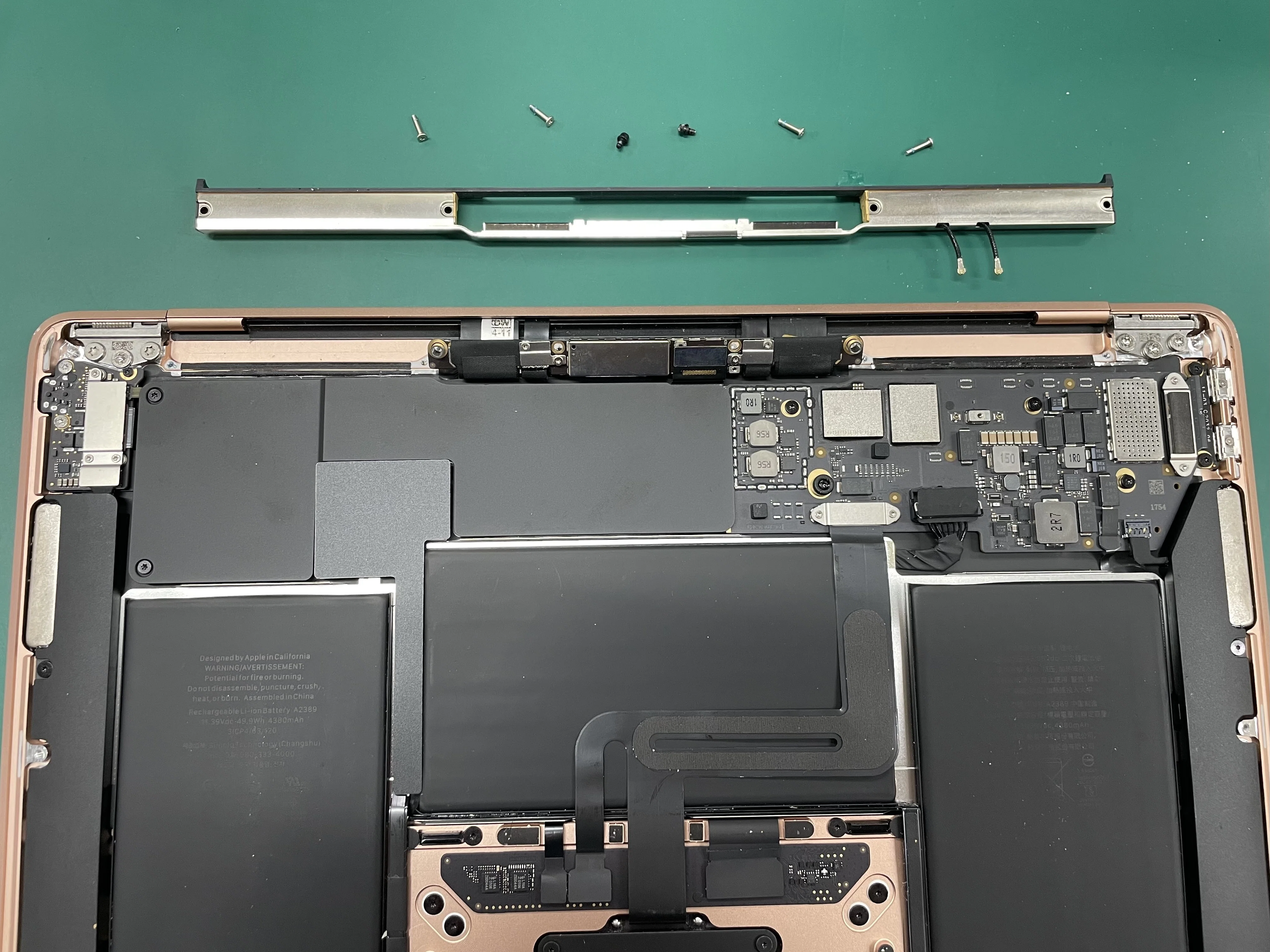 MacBook Air M1】画面が映らない…液晶交換修理の手順を大公開！DIYは
