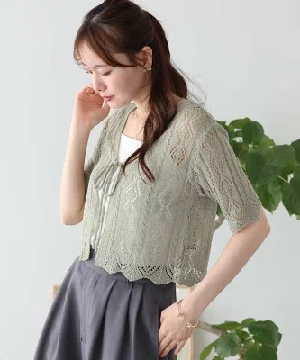 白いインナーやワンピースに軽く羽織りやすい、透かし編みリボンカーディガンの夏の普段着コーデ