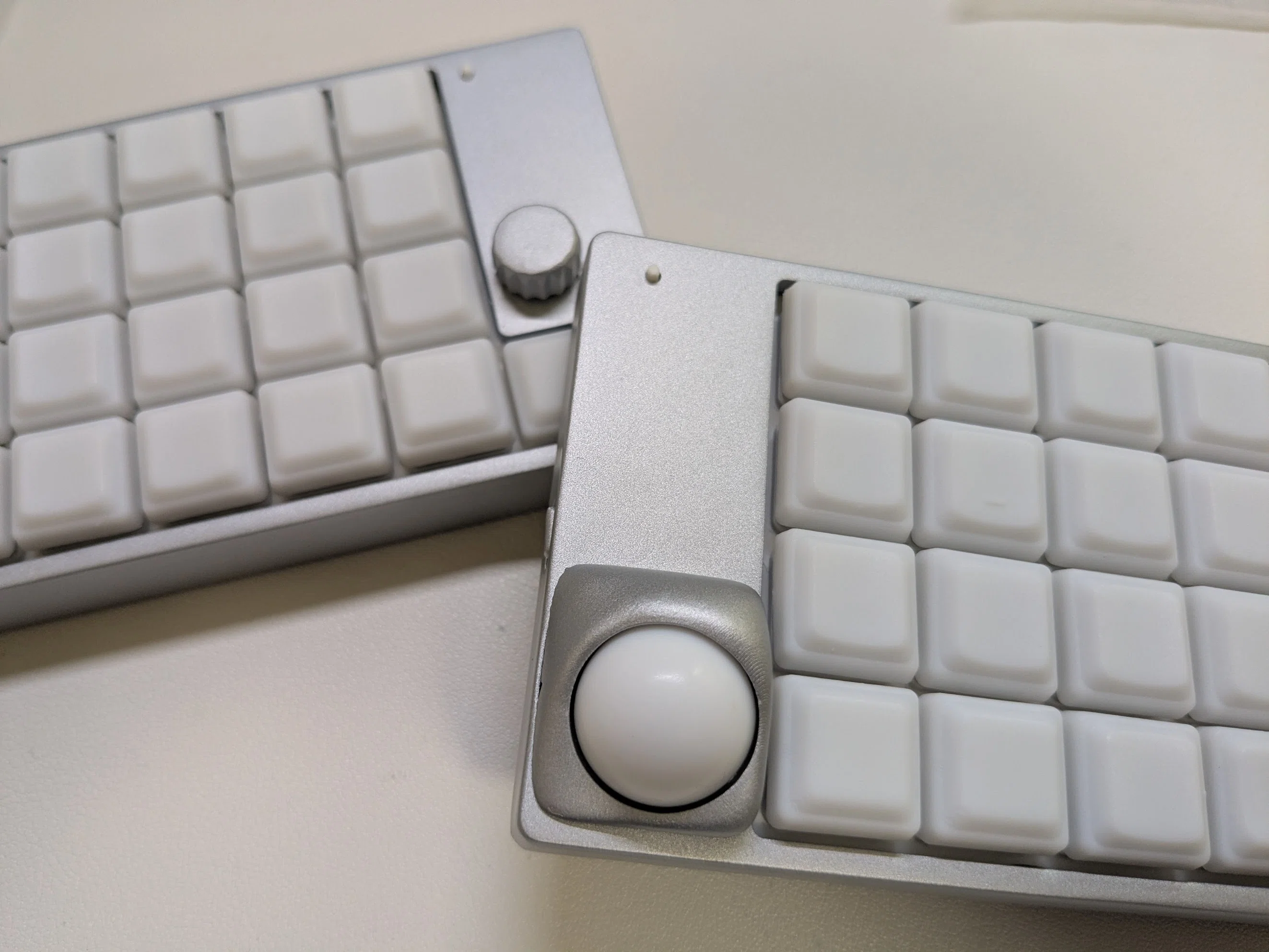 左右分割キーボードFrostOrtho（frozen silver） 自作キーボード】無線・左右分割・トラボ付きのFrostOrthoを2ヶ月使っ