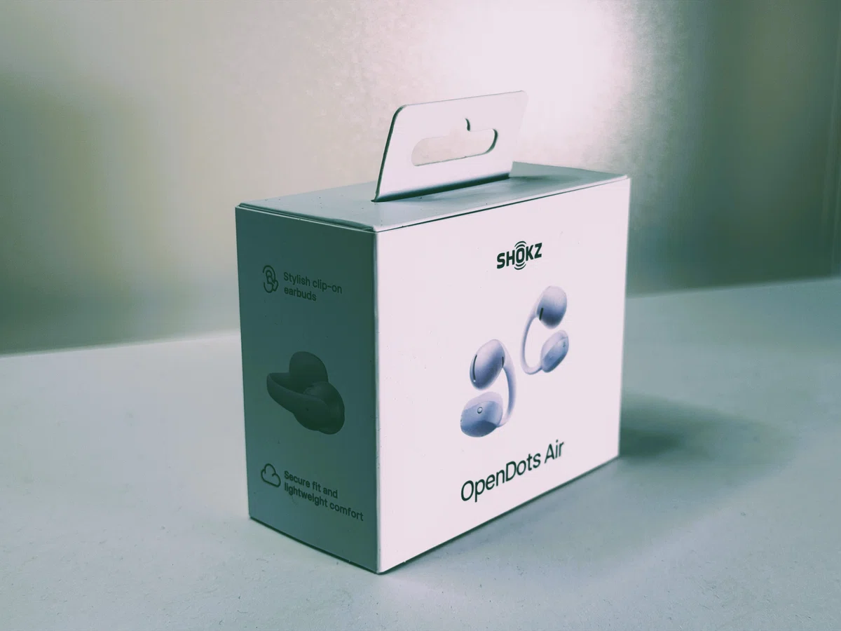 Shokz OpenDots Air デイブレイクパープル。耳に挟んで使うイヤーカフ型イヤホンの外箱