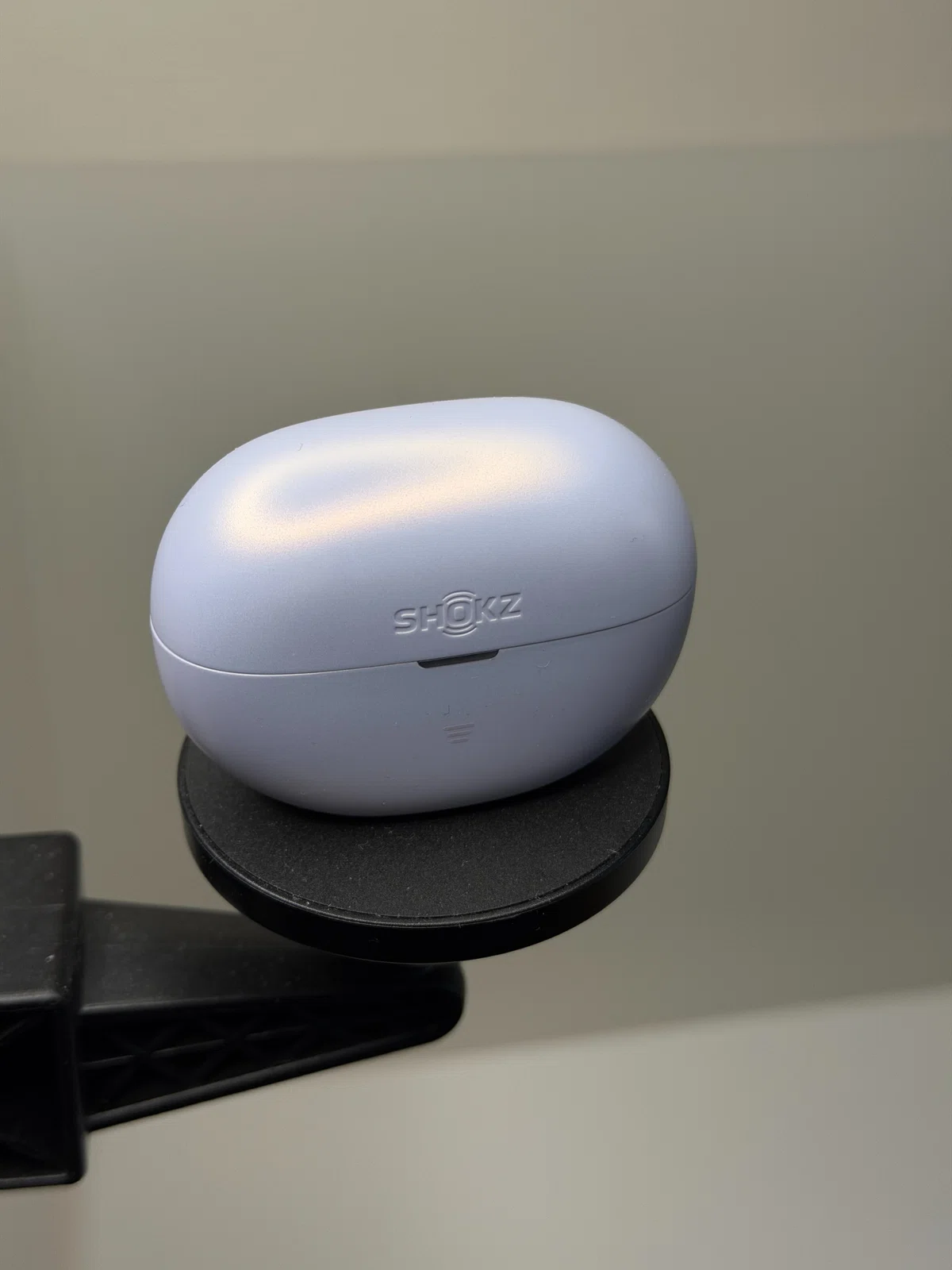 Shokz OpenDots Air デイブレイクパープル。耳に挟んで使うイヤーカフ型イヤホンのケース写真。