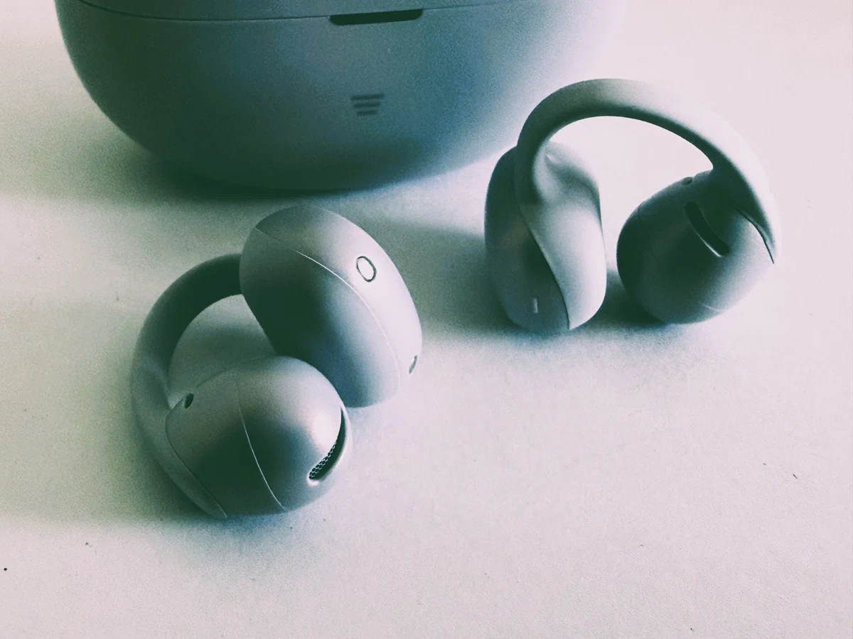 Shokz OpenDots Air デイブレイクパープル。耳に挟んで使うイヤーカフ型イヤホンの外観写真。