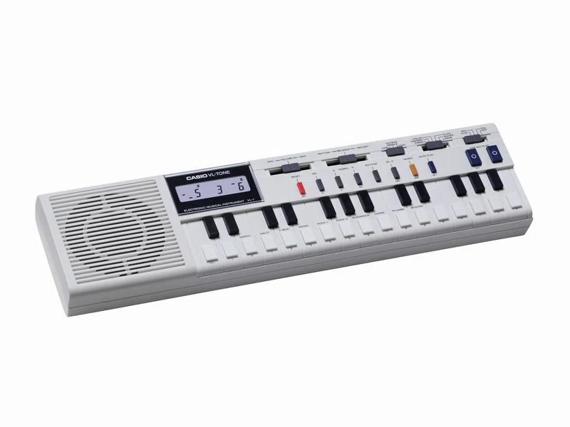 社員が解説】カシオの名機「MT-40」のミニチュアマスコットに隠された