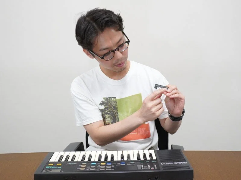社員が解説】カシオの名機「MT-40」のミニチュアマスコットに隠された