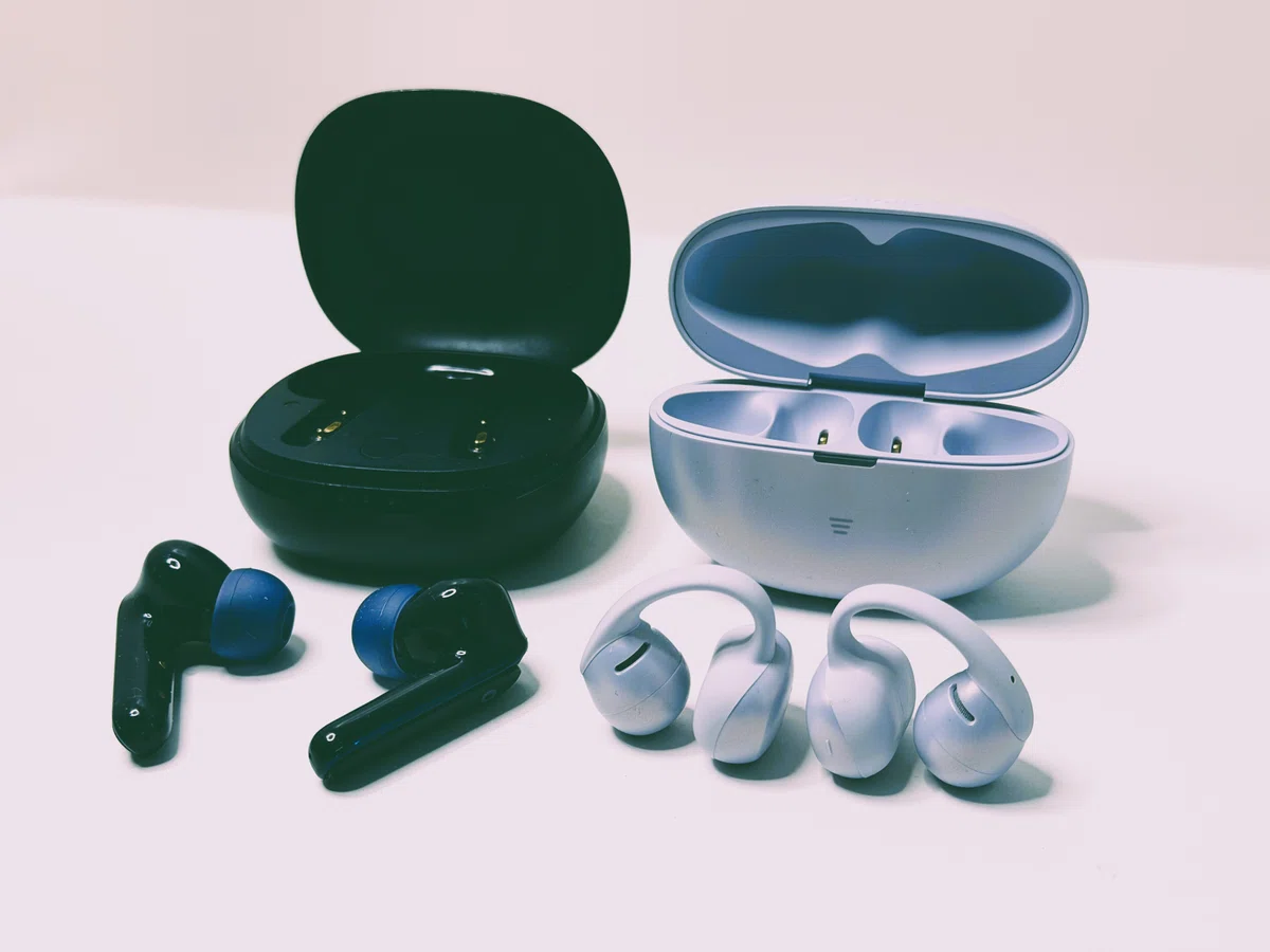 Shokz OpenDots Air デイブレイクパープル。耳に挟んで使うイヤーカフ型イヤホンとAnker Soundcore Life P3 の外観写真。