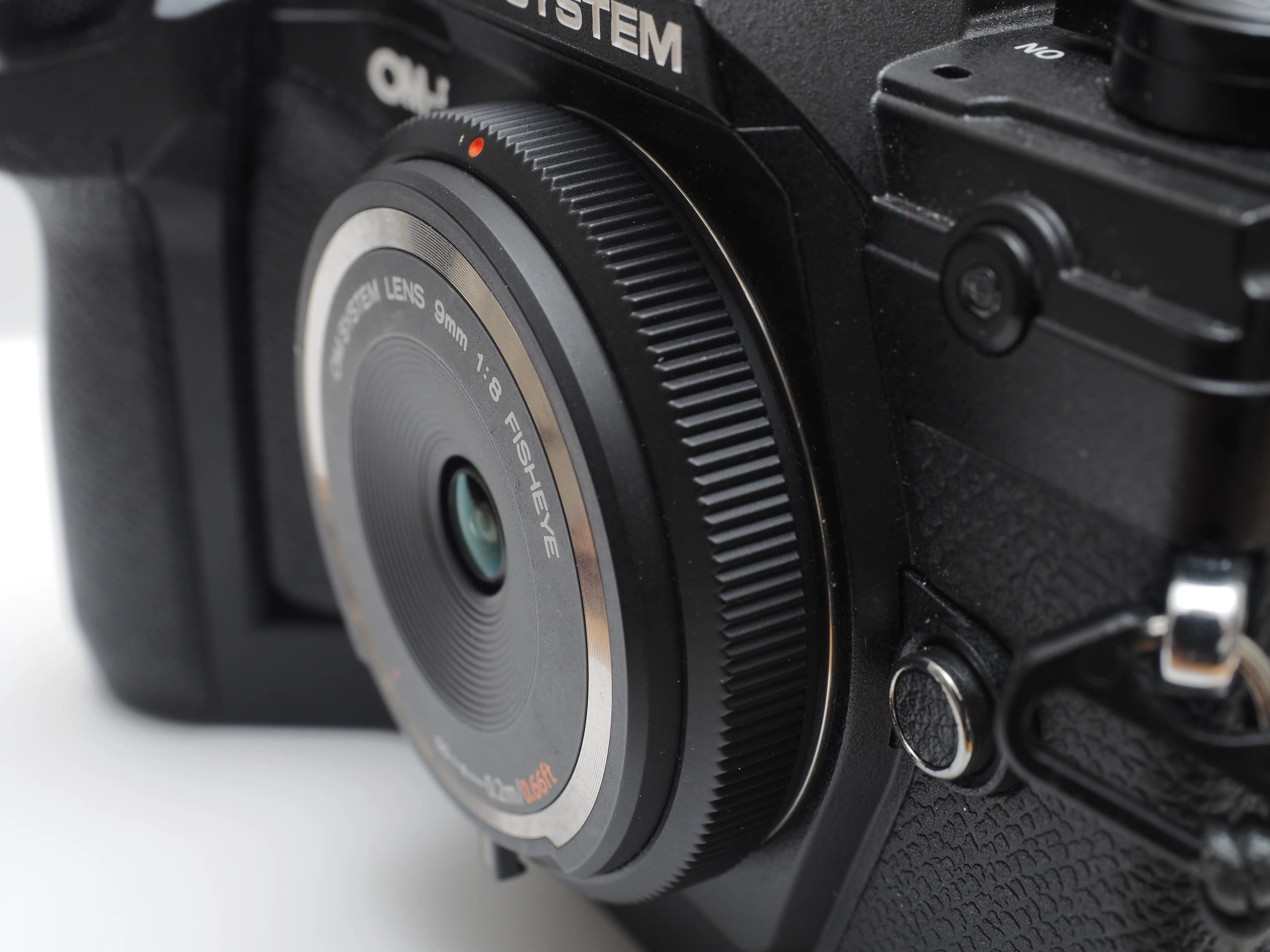 ボディーキャップか、レンズか。OM SYSTEM 9mm F8.0 FISHEYE で歩く