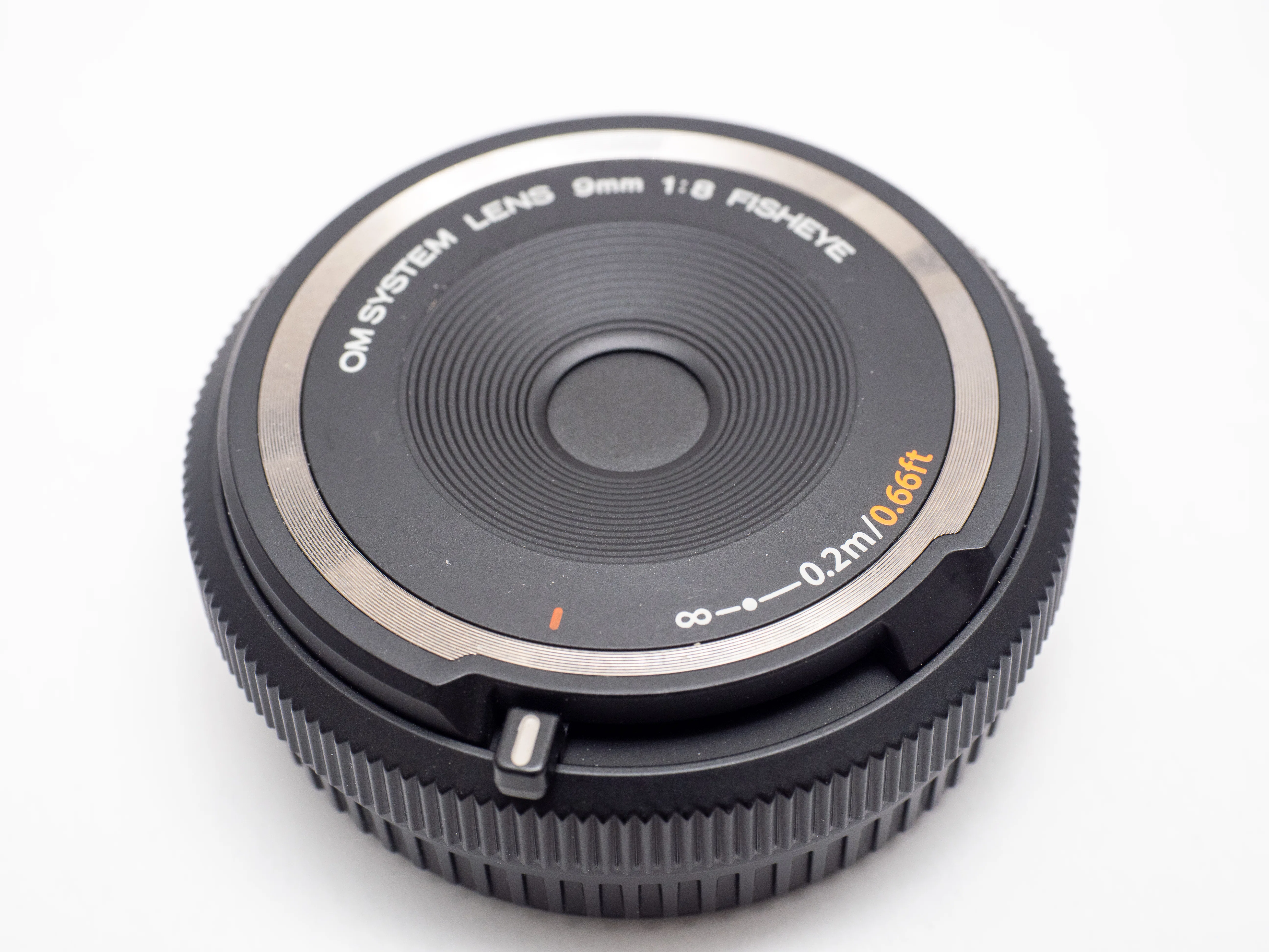 ボディーキャップか、レンズか。OM SYSTEM 9mm F8.0 FISHEYE で歩く