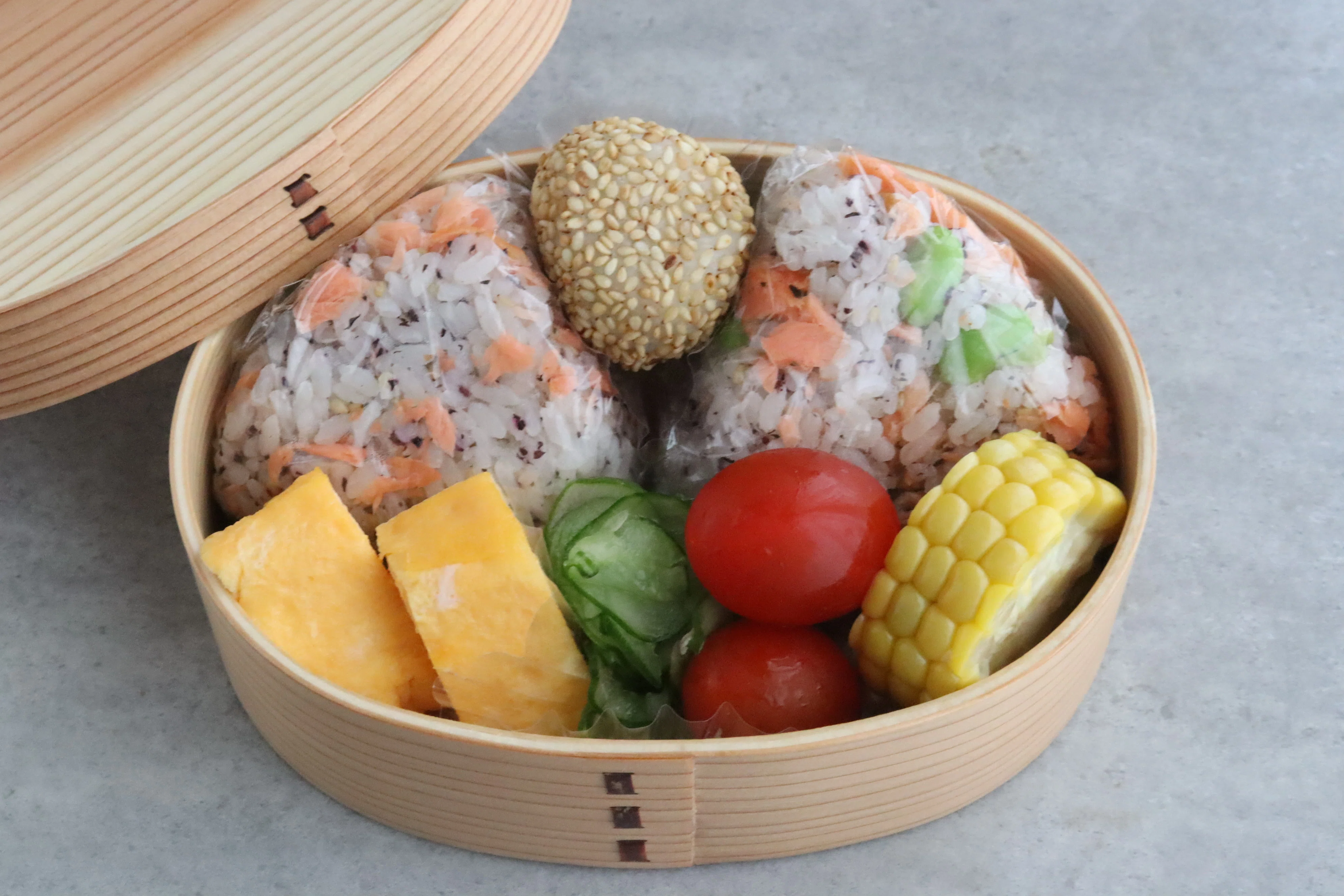 鮭と枝豆ゆかりのおにぎり｜山本あきこ（山本リコピン） / 料理研究家
