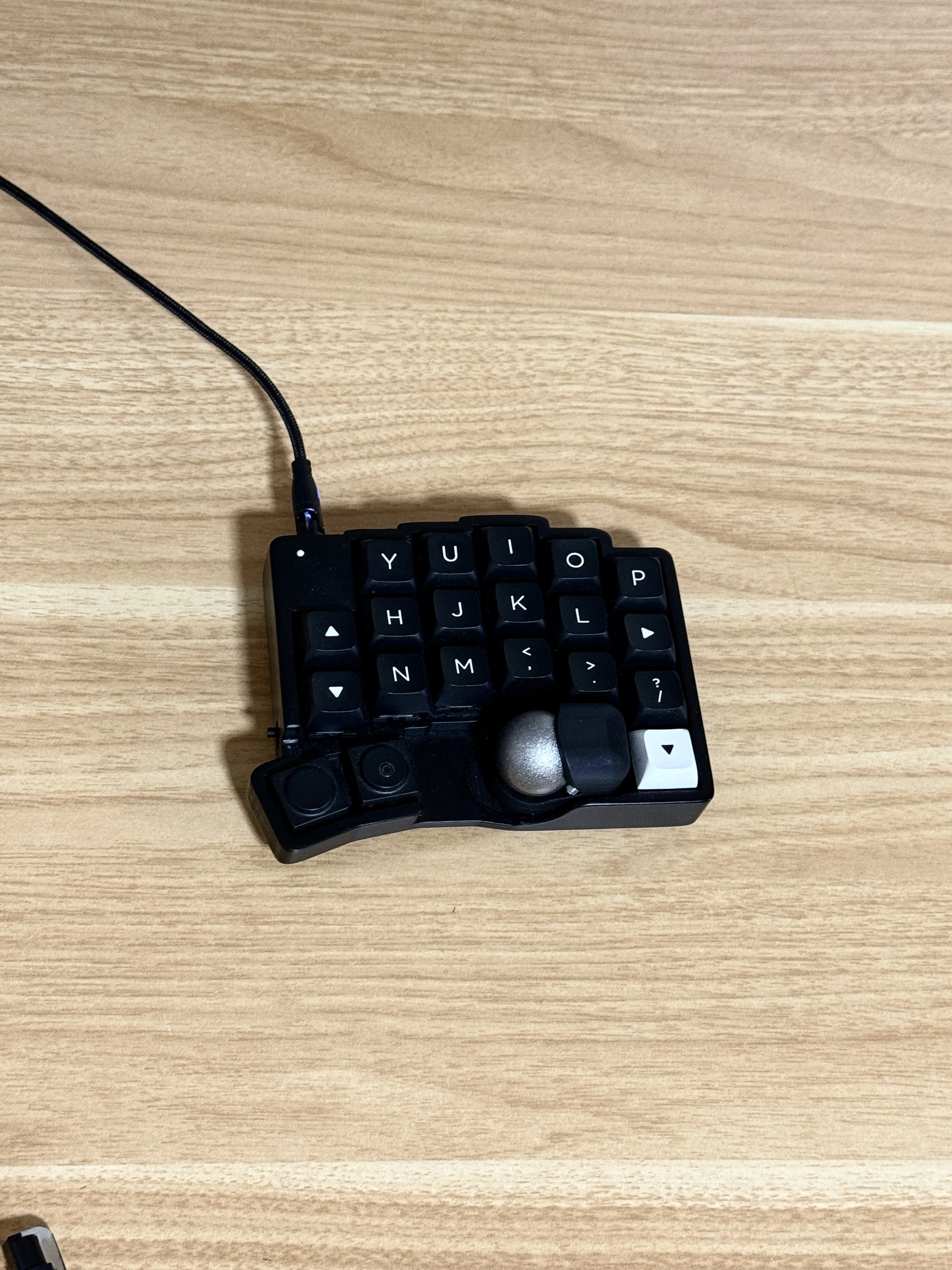 購入報告】Keychronの新作トラックボール付き分割キーボード「Orca