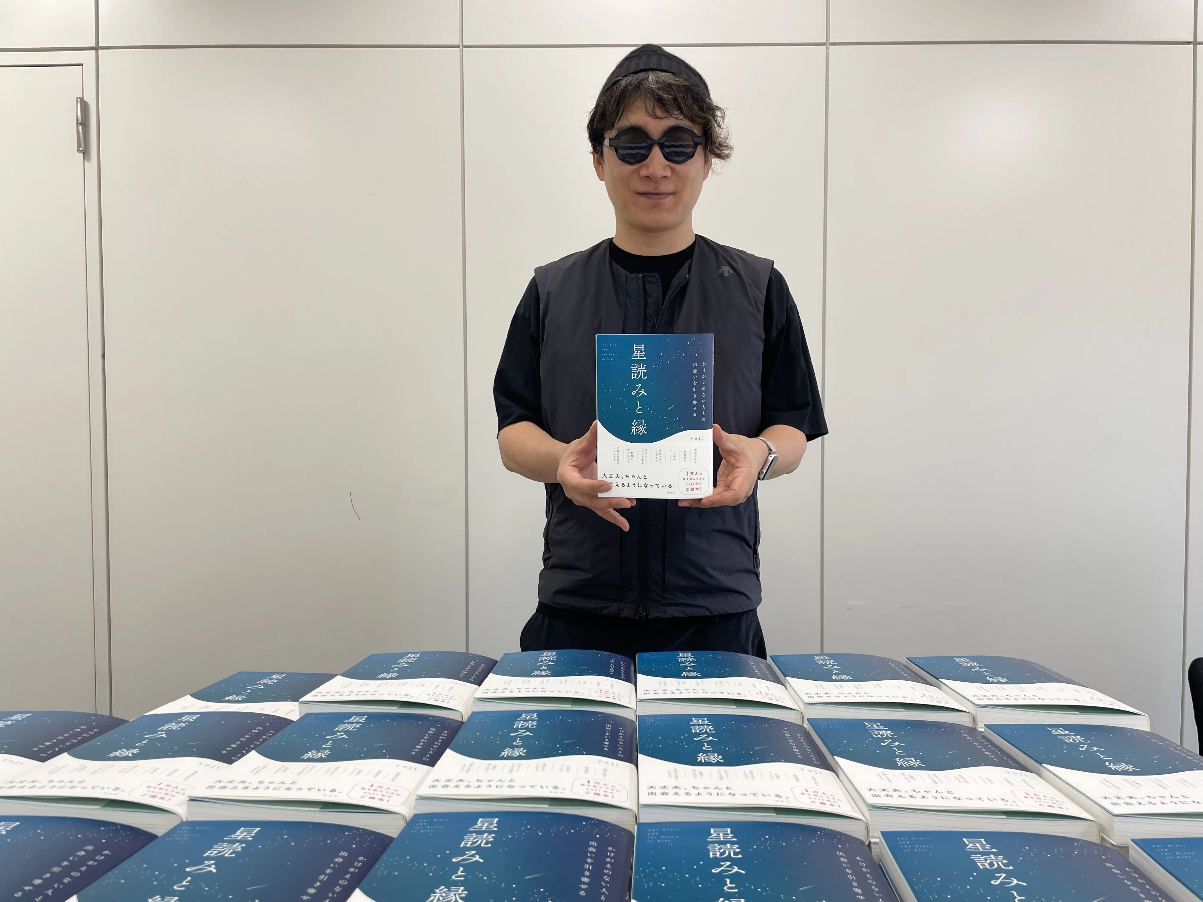 発売前重版】『星読みと縁』サイン本を作りました！｜祥伝社書籍出版部