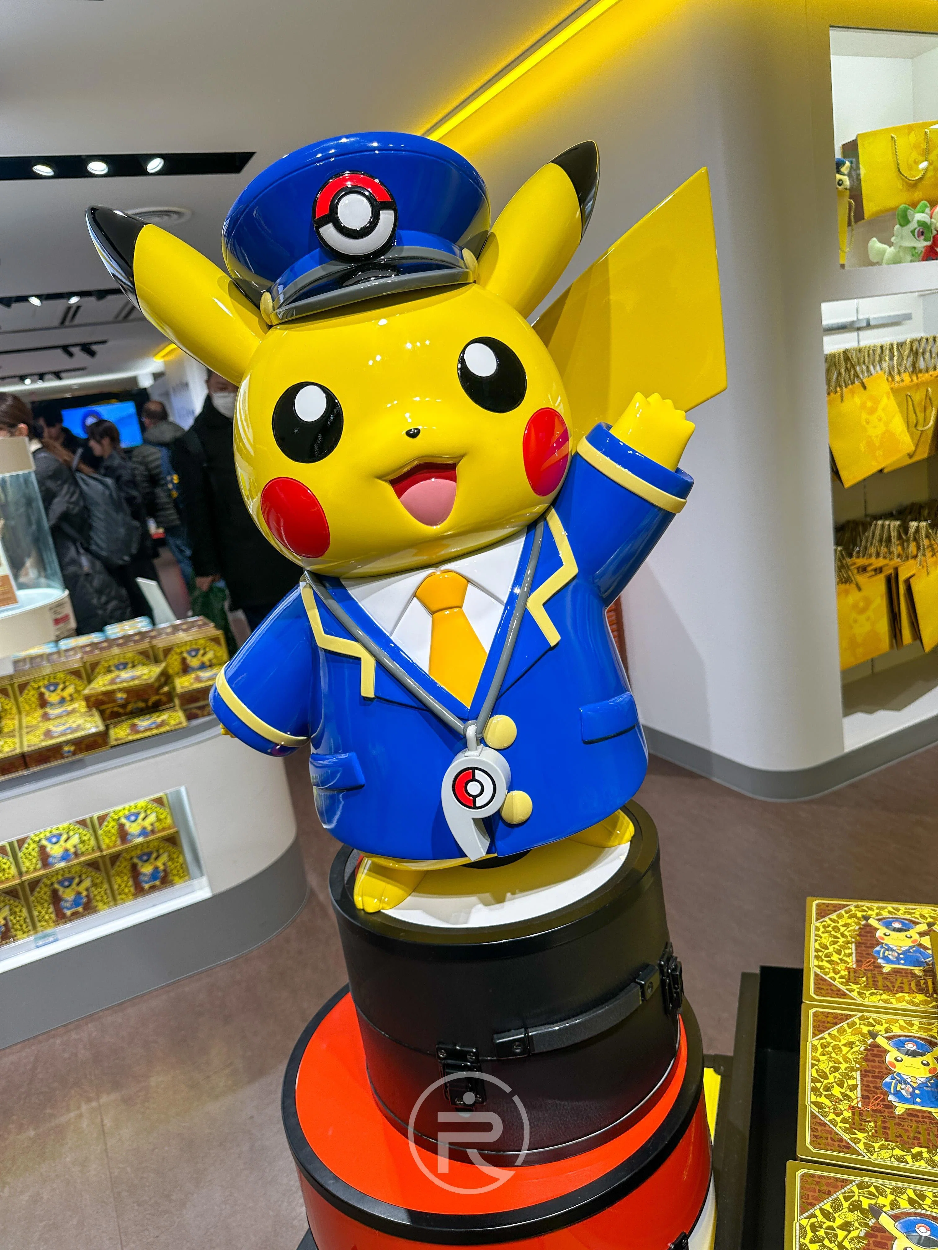 東京】東京駅で見つけた特別な相棒。ポケモンストアの「駅長ピカチュウ