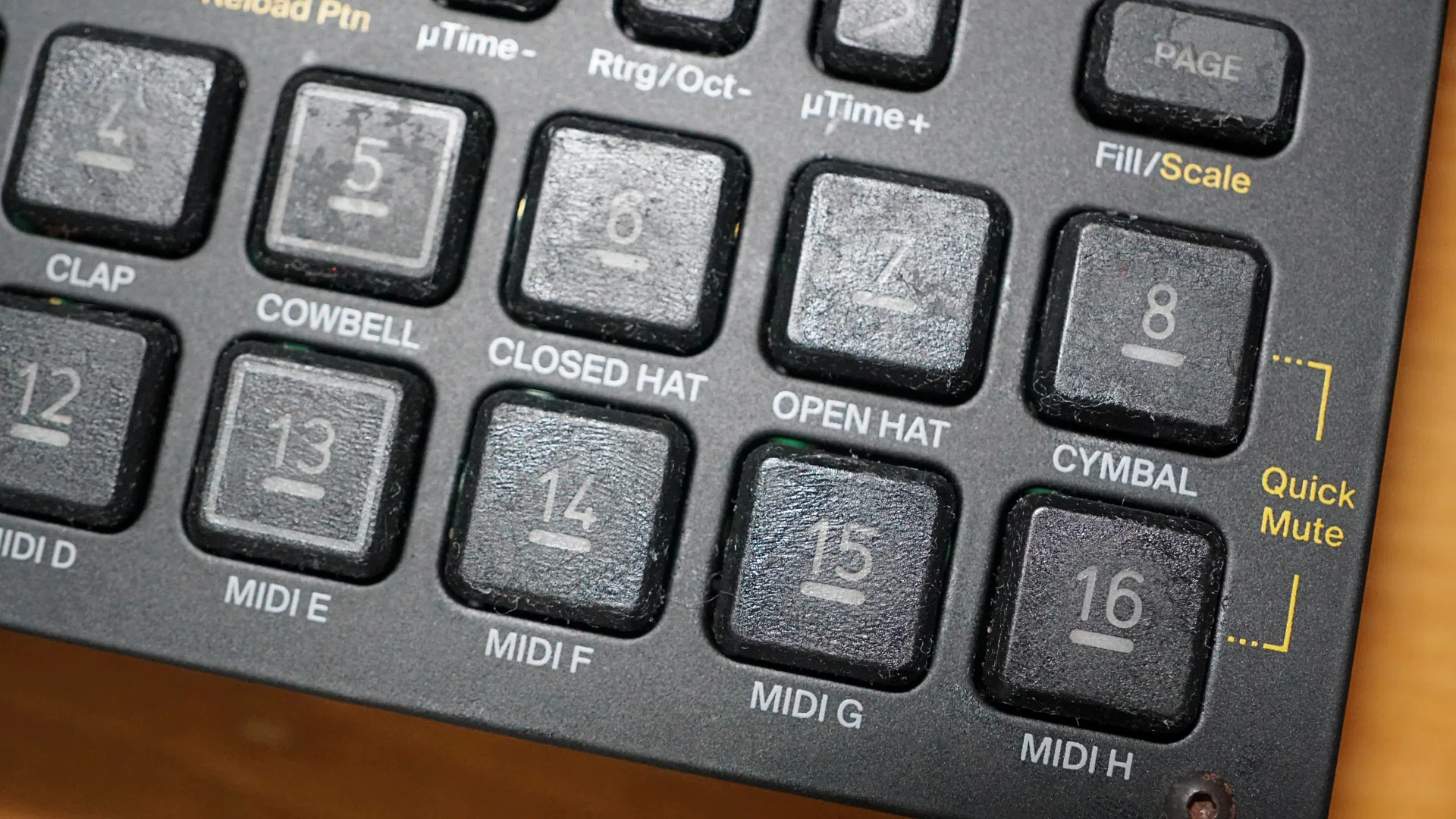 簡単交換手順 】 加水分解したDigitakt ボタンキャップ｜Elektron