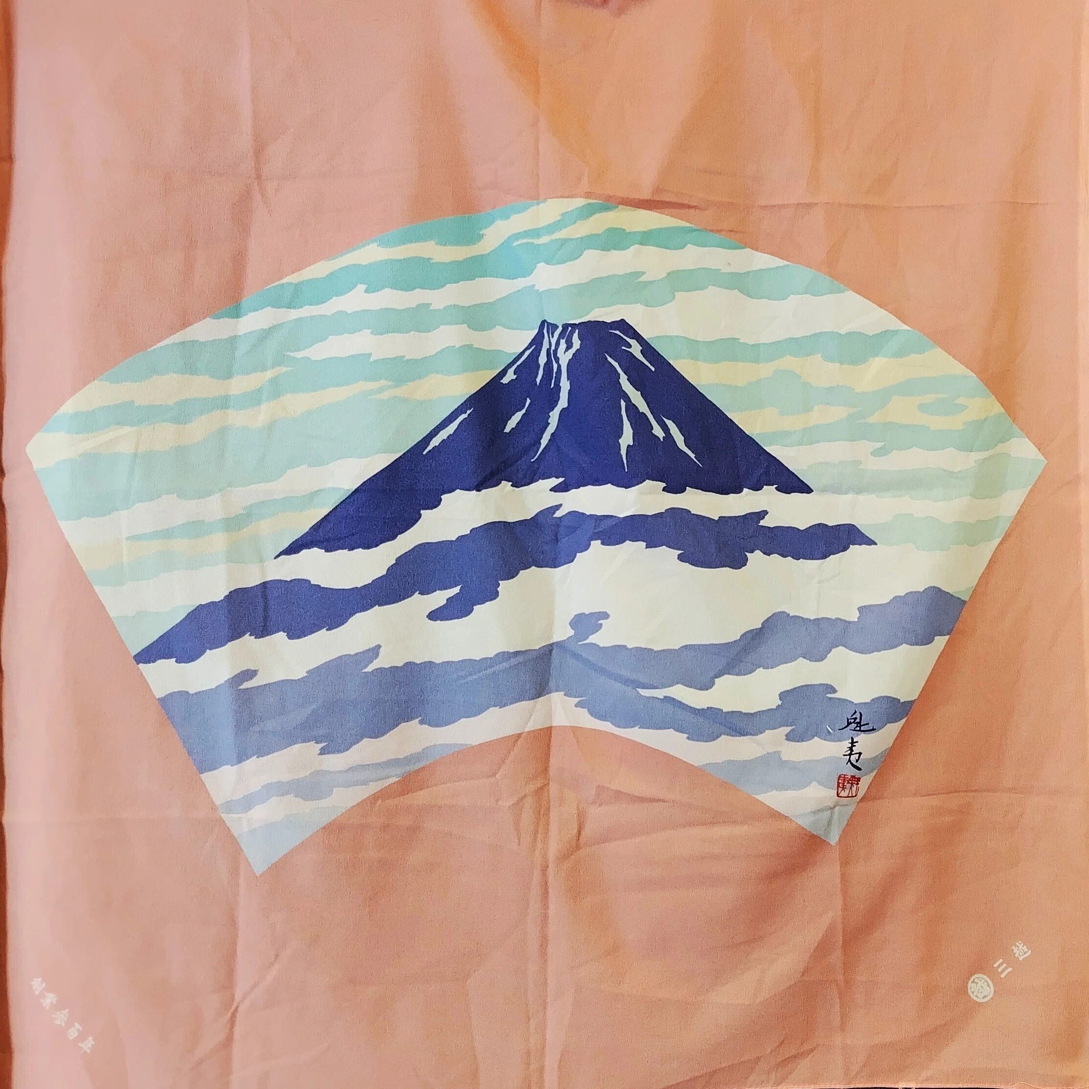 三越 創業300年記念 赤富士 敷物 テーブル マット 富士山 70s 三越・300周年の暁を包む──東山魁夷「暁雲」と百貨店の美意識｜昭和