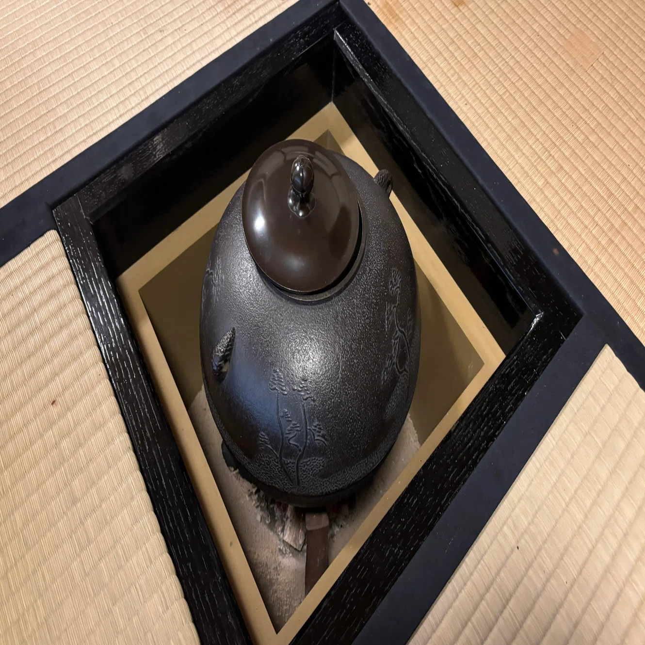 囲炉裏 客になり底取るならばいつにても 囲炉裏の角を崩し尽すな｜カワカミ ユキヲ