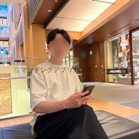 東京ミッドタウン内のソファで撮影した、マッチングアプリ用の清潔感ある男性プロフィール写真