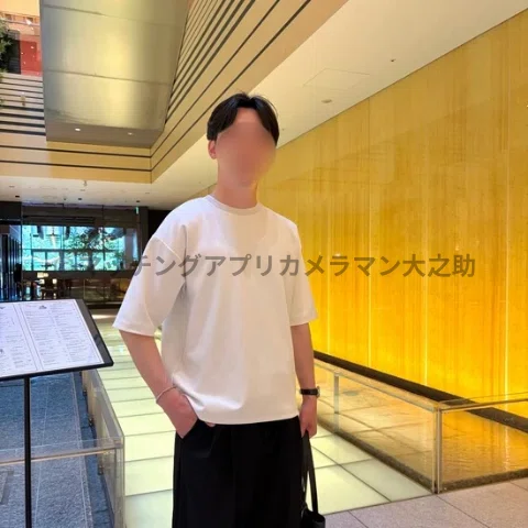 東京ミッドタウン内の飲食店の前で撮影した、立ち姿の男性のマッチングアプリ用のプロフィール写真