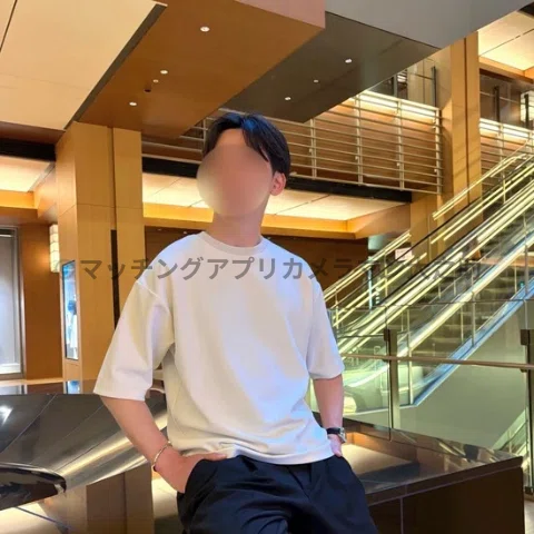 東京ミッドタウンのエントランスで撮影した、男性のマッチングアプリ用のプロフィール写真