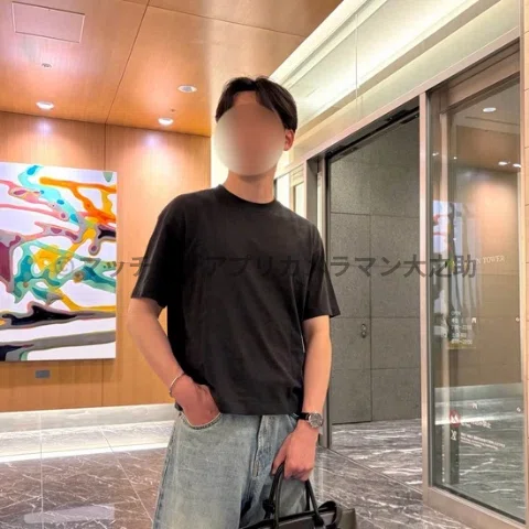 東京ミッドタウンのロビーで撮影した、立ち姿の男性のマッチングアプリ用のプロフィール写真