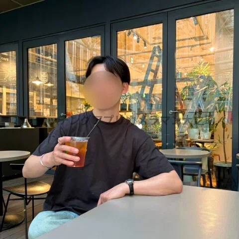 東京ミッドタウン内のカフェのテラスで撮影した、男性のマッチングアプリ用のプロフィール写真