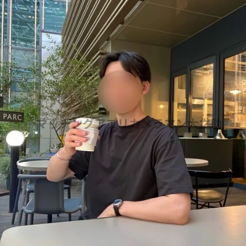 東京ミッドタウン内のカフェのテラスで撮影した、男性のマッチングアプリ用のプロフィール写真