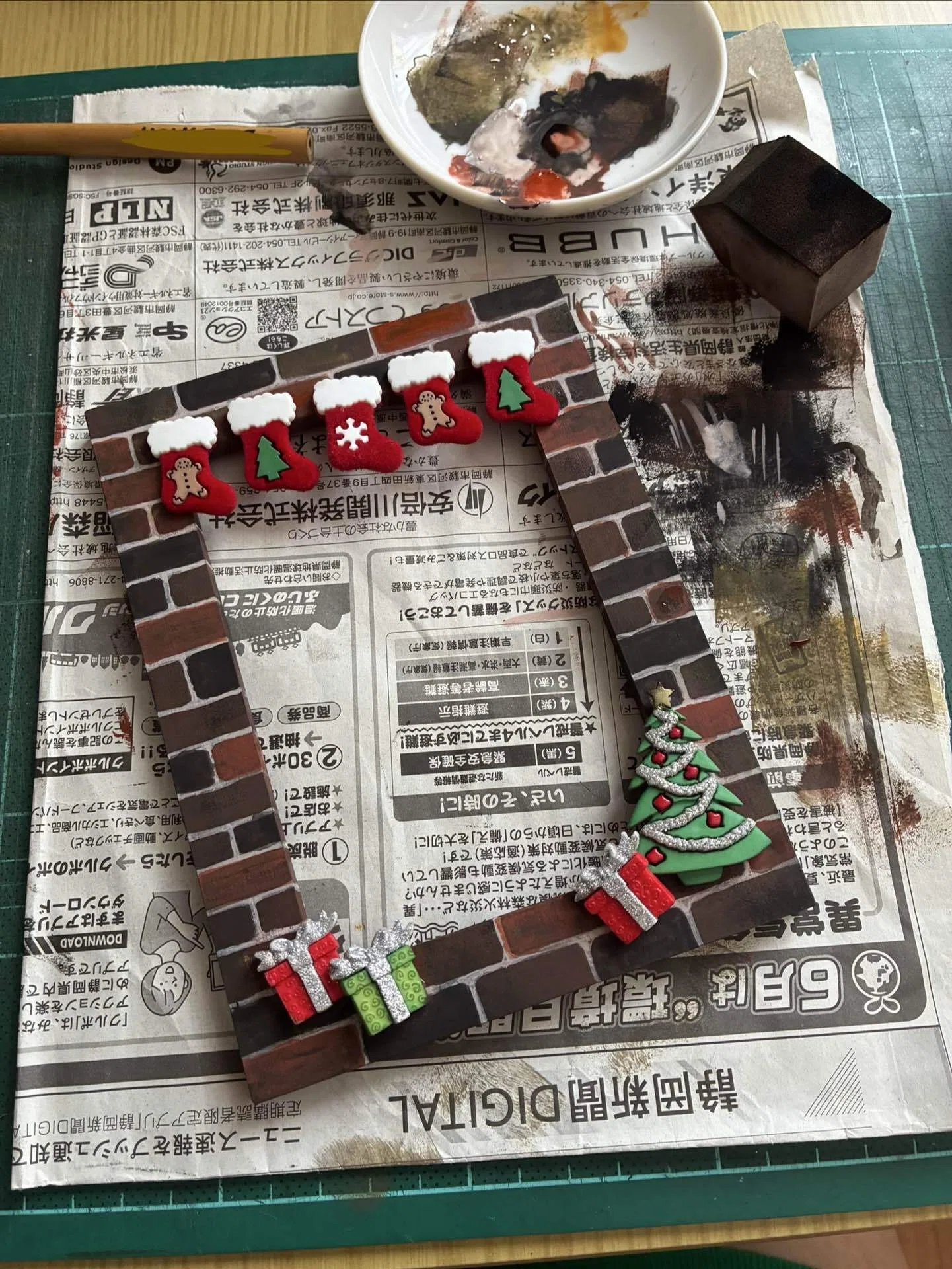 大好きなボタンコレクションを活かしクリスマスのフォトフレームを作る