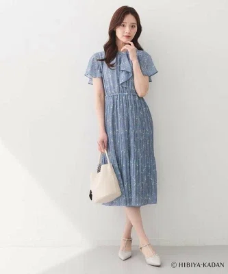 日比谷花壇コラボのラッフルタイプリーツワンピース、ブルーの花柄とプリーツスカート