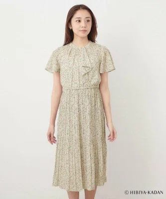 防シワ・洗濯機OK仕様の花柄プリーツワンピース、グレージュの着用イメージ