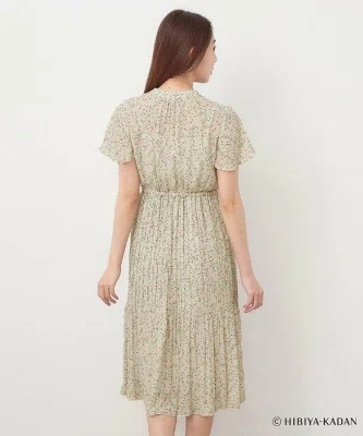 防シワ・洗濯機OK仕様の花柄プリーツワンピース、グレージュの着用イメージ（背面）