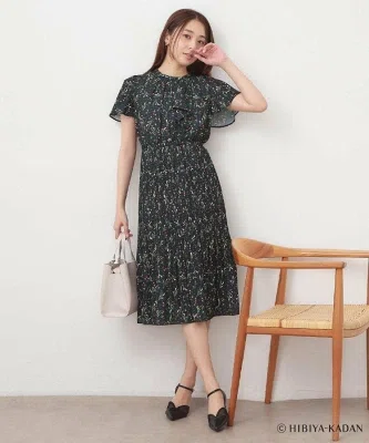 日比谷花壇コラボのラッフルタイプリーツワンピース、ネイビーの花柄とプリーツスカート