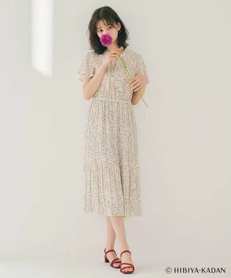 防シワ・洗濯機OK仕様の花柄プリーツワンピース、グレージュの着用イメージ