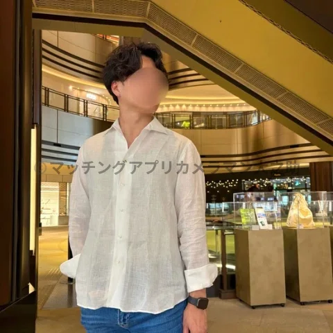 男性が日比谷ミッドタウンのホールで立ってる姿を写したマッチングアプリ用のプロフィール写真