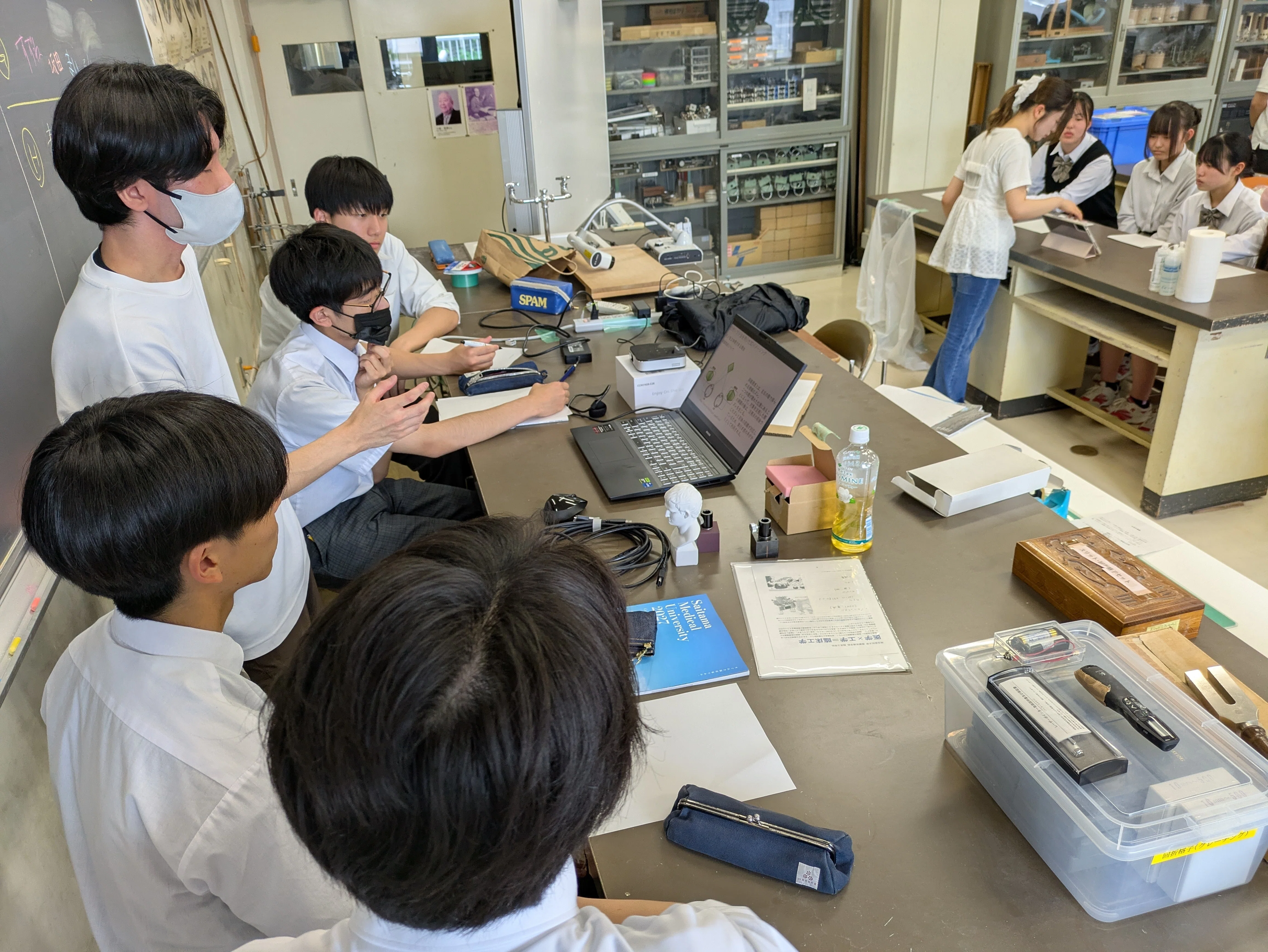 2年理数科出前授業① ～専門性の高い内容に意欲的に取り組みました