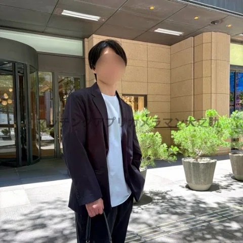 丸の内仲通りのペニンシュラの前に立つ男性の姿を写したマッチングアプリ用のプロフィール写真
