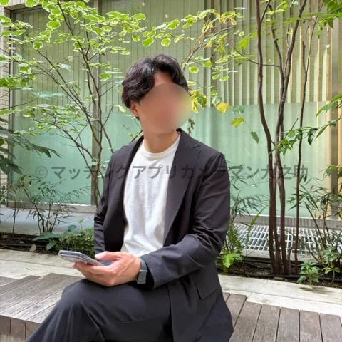 丸の内仲通りのベンチで座ってくつろぐ男性の姿を写したマッチングアプリ用のプロフィール写真