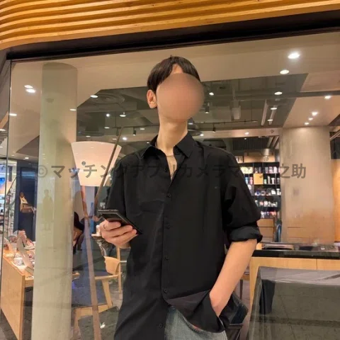 丸の内仲通りのスタバの前で立つ男性の姿を写したマッチングアプリ用のプロフィール写真