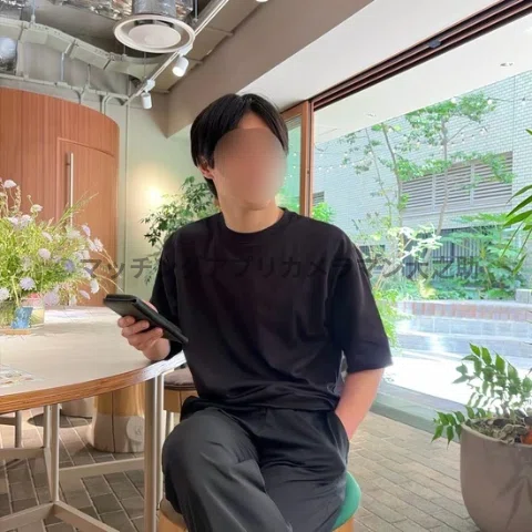 丸の内仲通りのフリースペースで座ってくつろぐ男性の姿を写したマッチングアプリ用のプロフィール写真