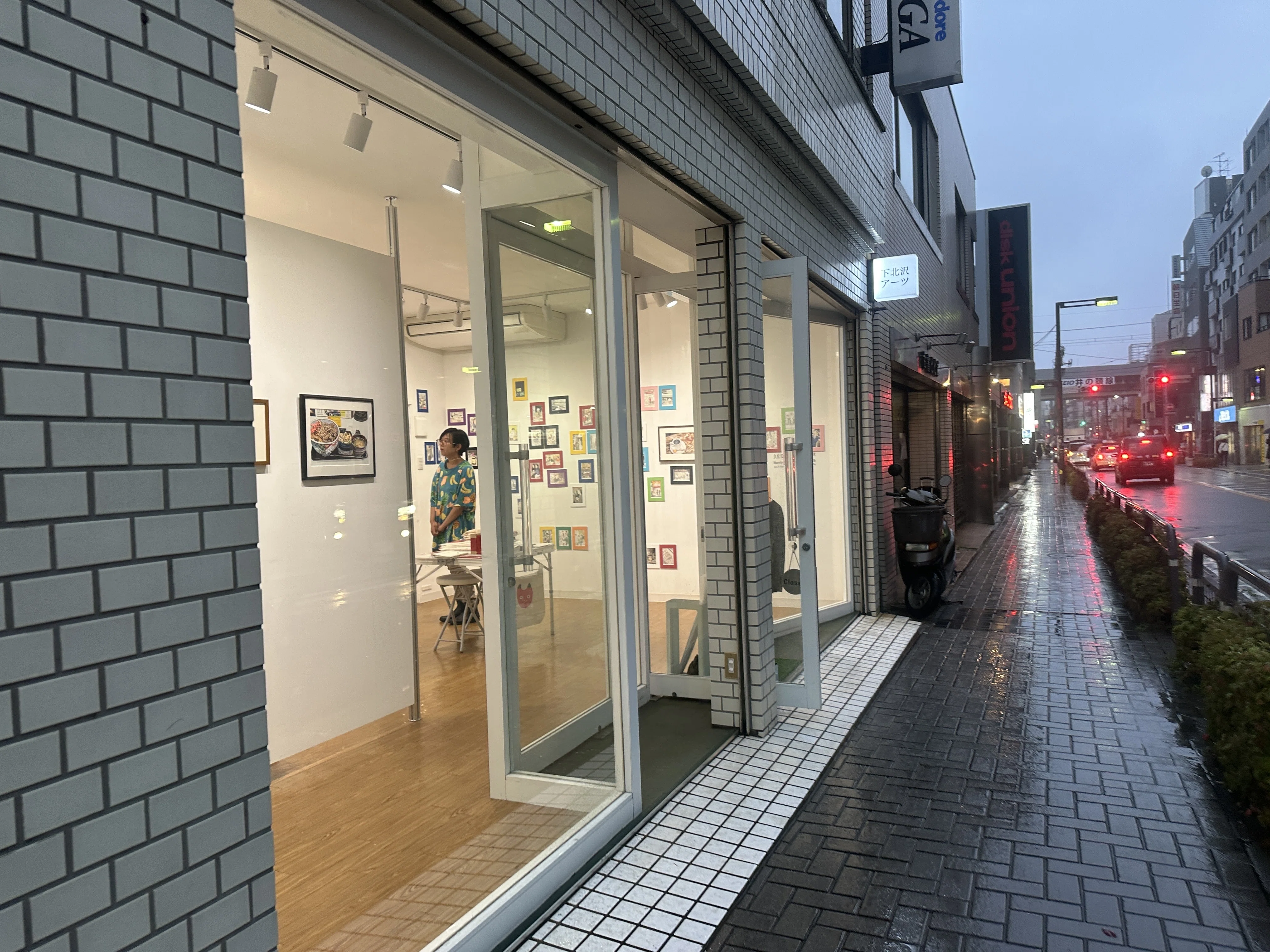 酒蔵を歩いて絵にする画家、久松知子さん——下北沢の個展で、一枚の絵を