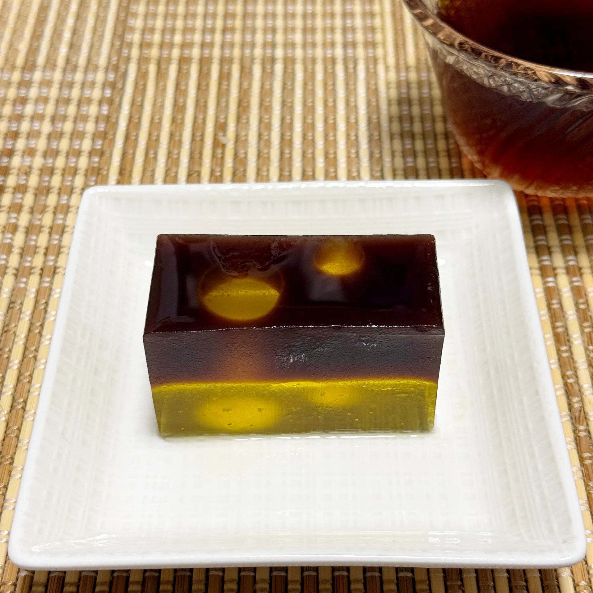 期間限定！とらや 琥珀のしらべ 羊羹 和菓子 とらやの「琥珀のしらべ」と、オーク樽に差す光｜和菓子歳時記アウター