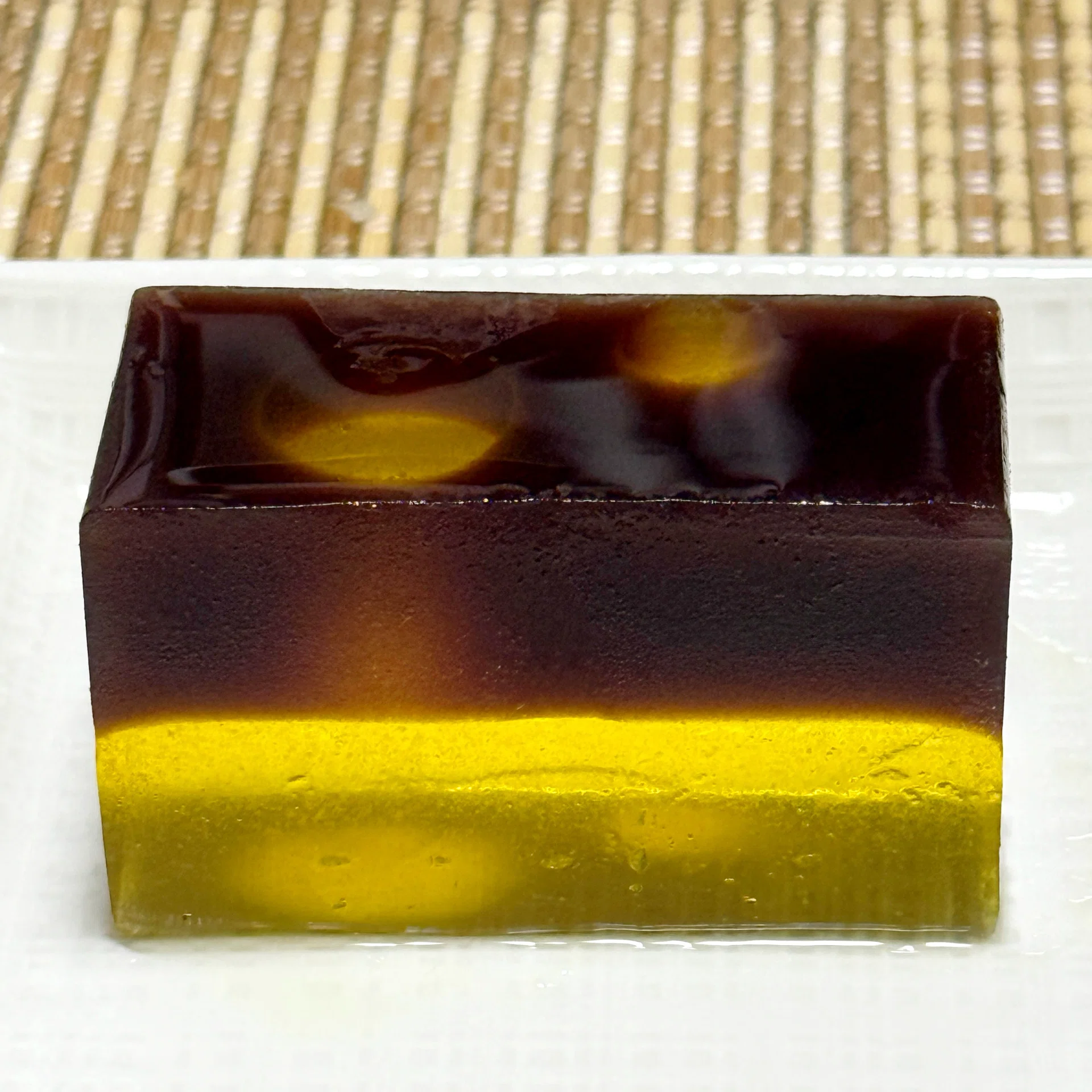 とらやの「琥珀のしらべ」と、オーク樽に差す光｜和菓子歳時記アウター