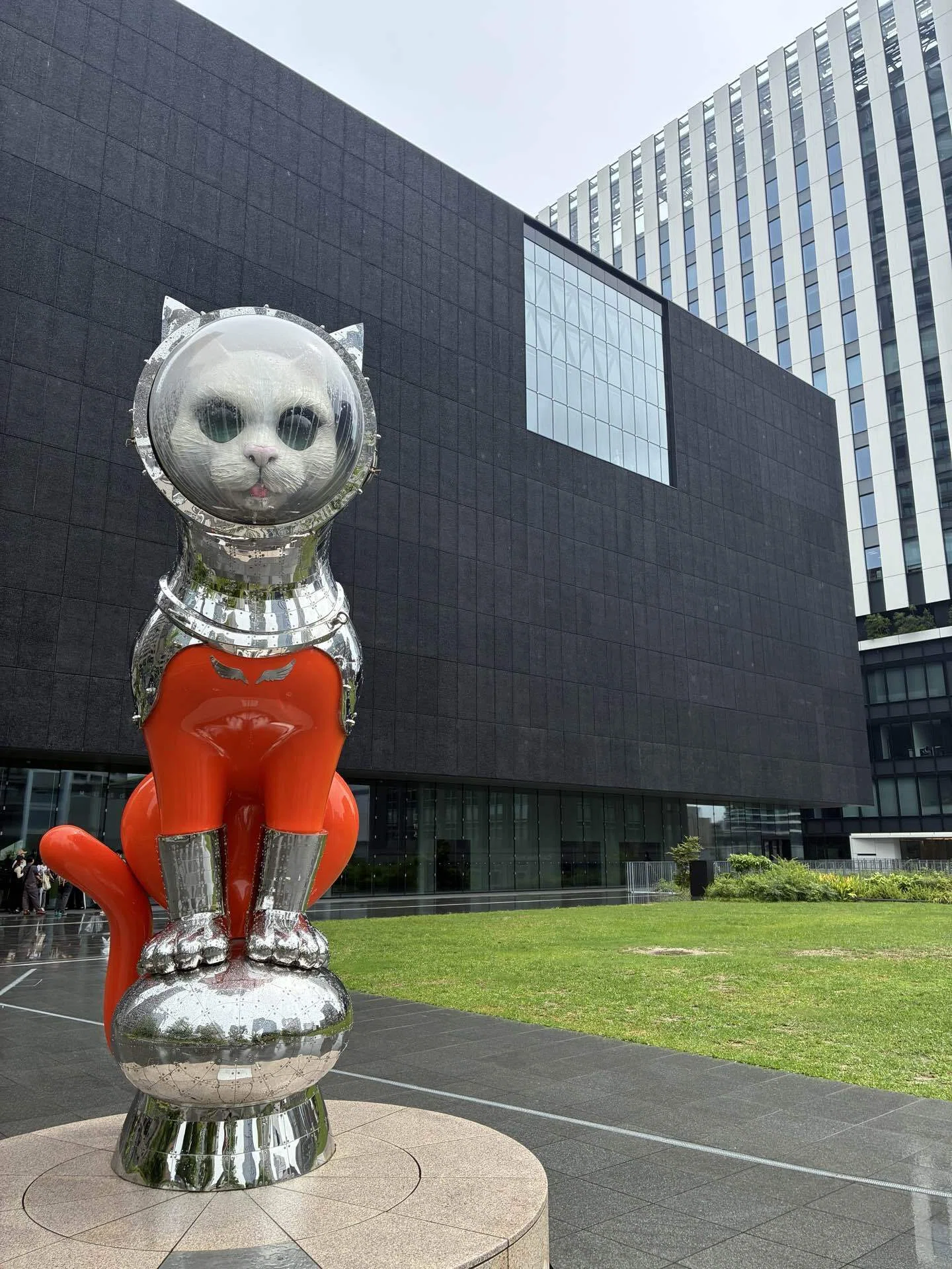 エナメル装飾のダンス彫刻 大阪中之島美術館｜脅威の部屋の私たち、消滅せよ｜kabincube