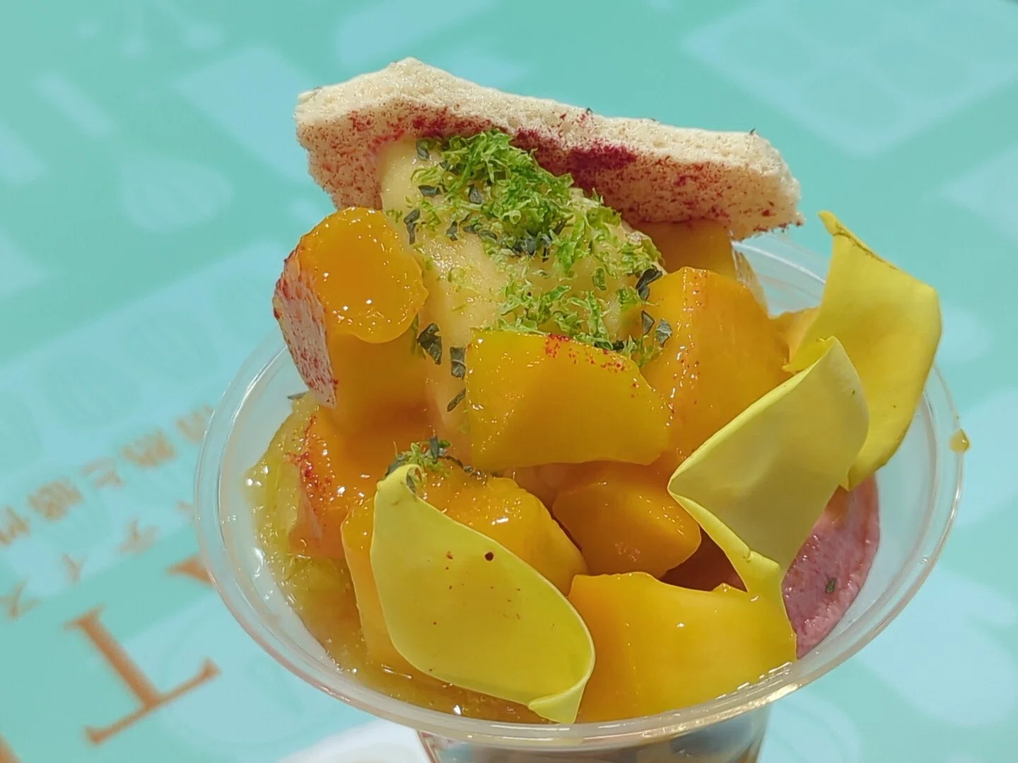 トロピカルマンゴーとミストバレーのパフェ - Kazu Bake｜うくぺん