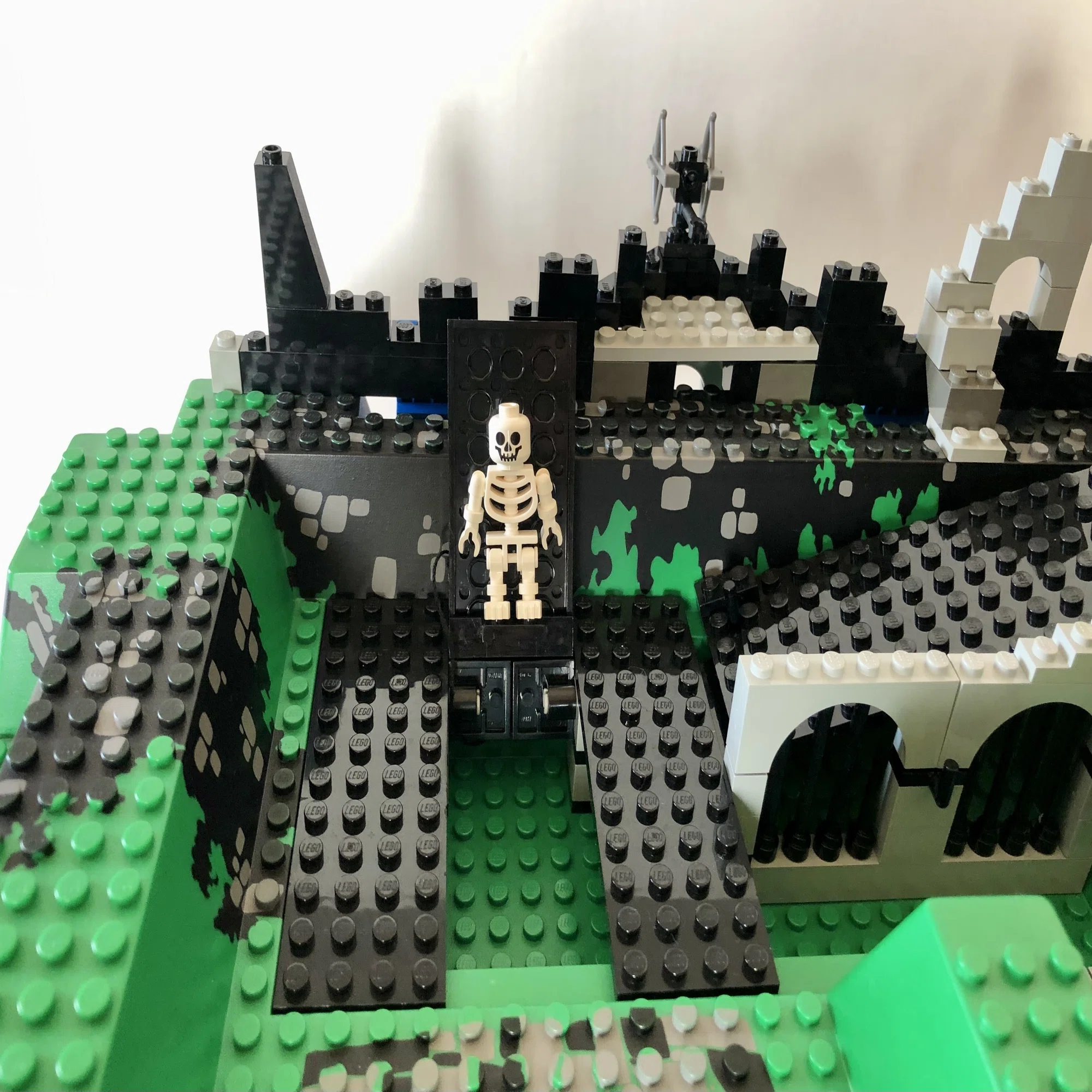 LEGO 6090 基礎部分⑨｜城壁を組み上げ、防衛設備を取り付ける 
