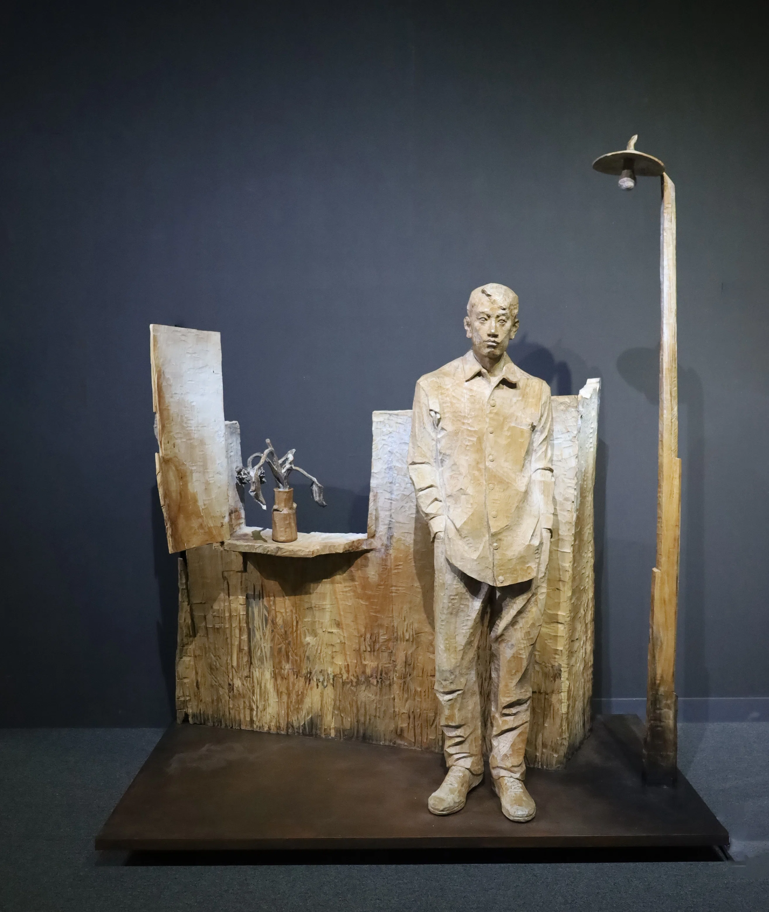 彫刻家・桒山 賀行／記憶の断片をノミに託して木を刻む｜studio-Rie