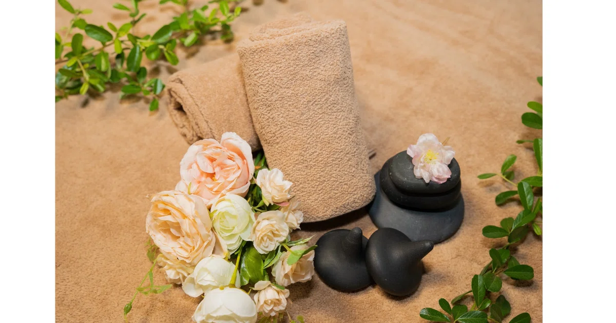 婦人科医推奨のバザルト®ストーントリートメントで使用する溶岩石・タオル・花。Healing Salon torus癒やしの空間。