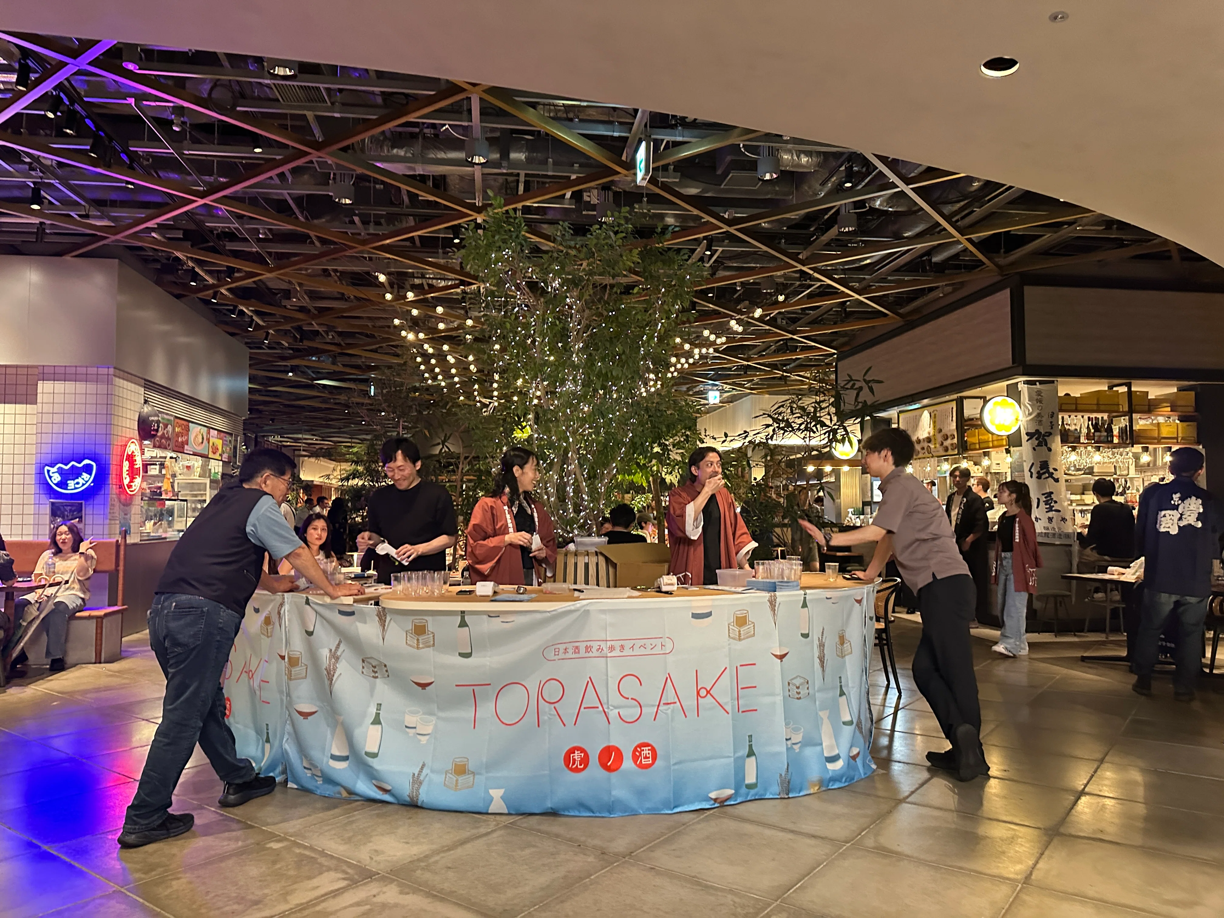 虎ノ門ヒルズで、32蔵を飲み歩く——回遊型イベント「TORASAKE」へ｜関